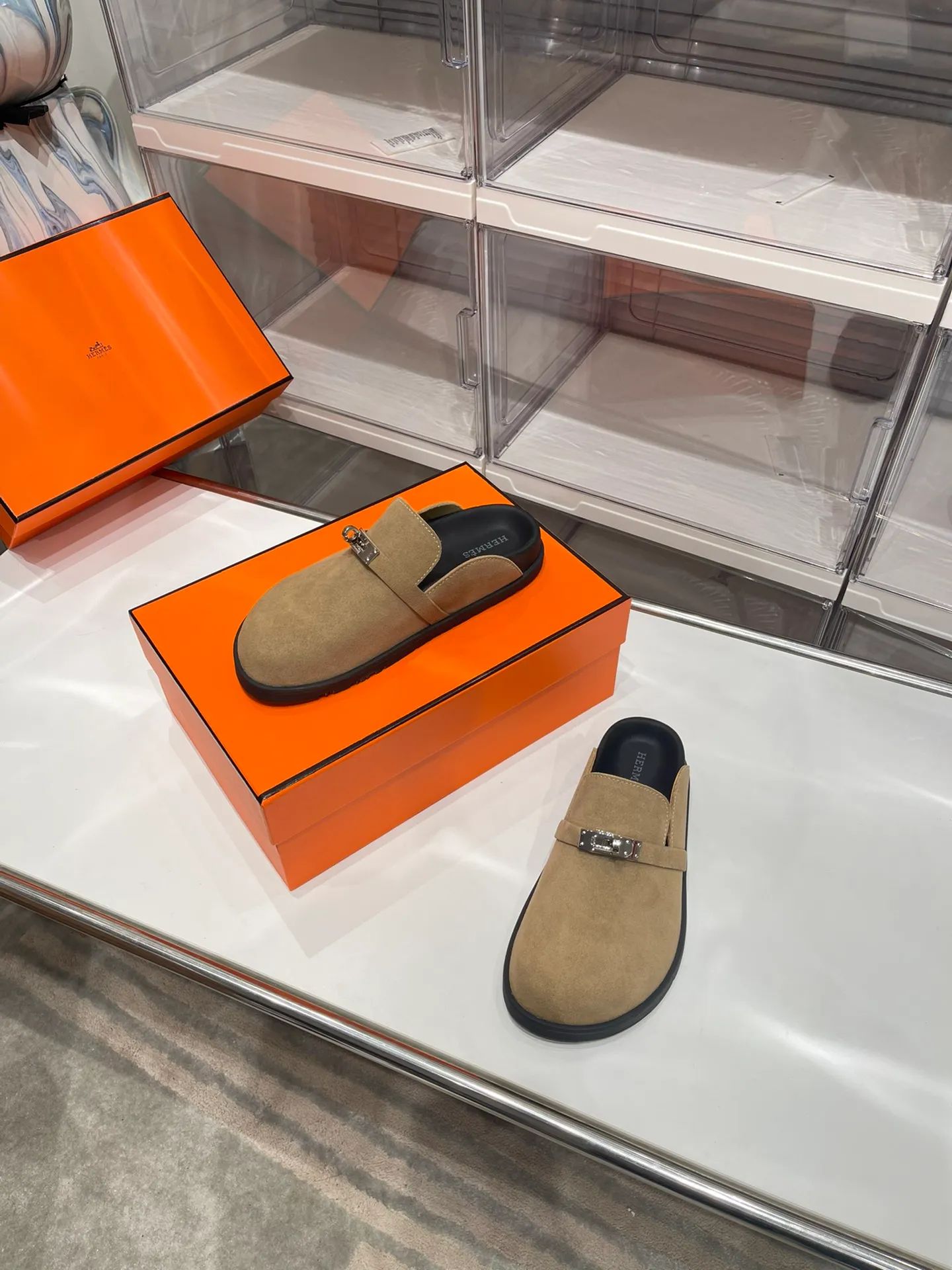 Women's shoes 240 men + 10🐮🐮HERMES Hermes' latest kelly buckle couple's Birkenstock slippers, classic family language design! It looks good no matter how you match it! Casual and high-end feeling, the comfort is also great, with a variety of colorful socks, a trendy sense of high-end ●Upper: imported cow suede ●Inner: imported sheepskin ●Foot pads: imported mixed sheepskin ●Outsole: T women's shoes u non-slip and wear-resistant outsole ●Code number: male 39-44 (45 46 customized) female 35-40 (41 42 customized)